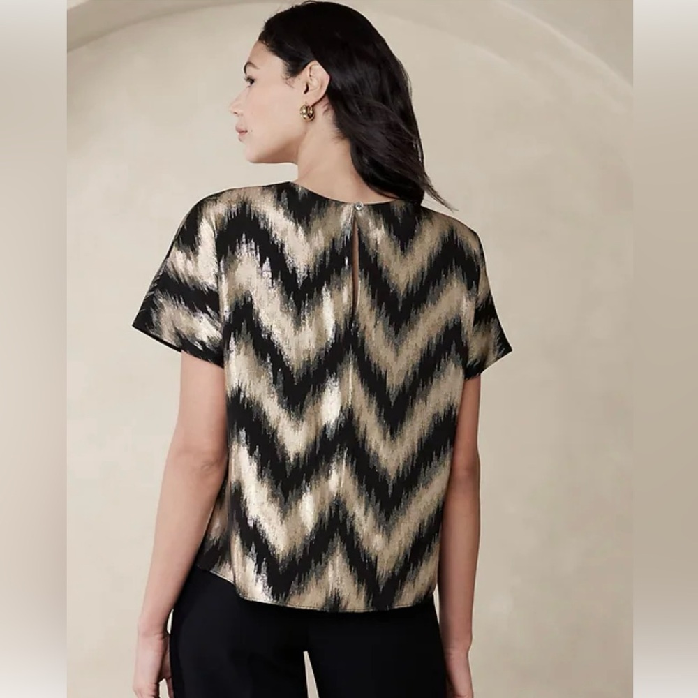 Metallic Chevron Blouse
Black Gold Silver
Banana Republic
Size XL